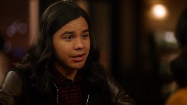 Qiz yaqindan kotarmoqda