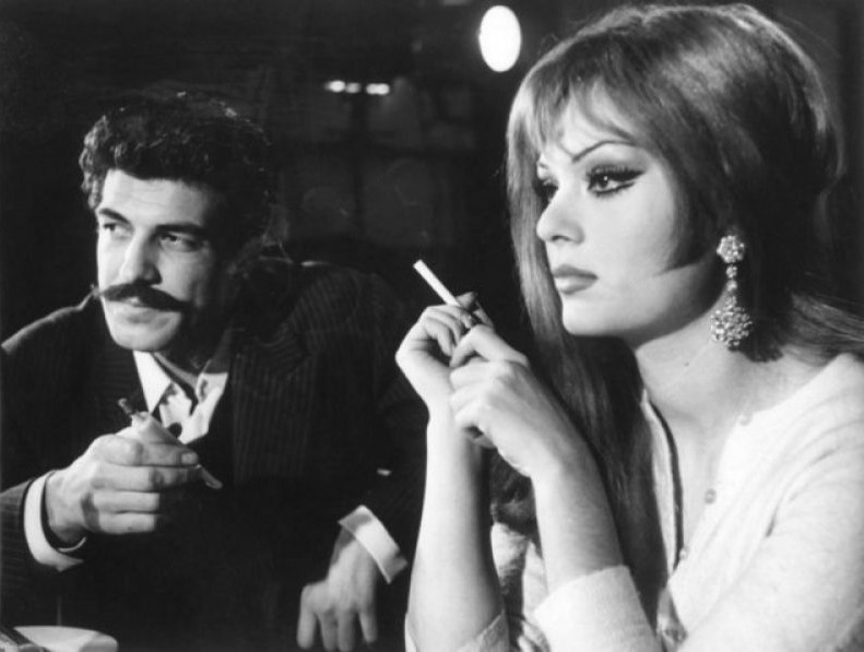 Yetuk ayollar uchun onlayn porno partiya Qiz yigitning dumbasiga qolini soldi.