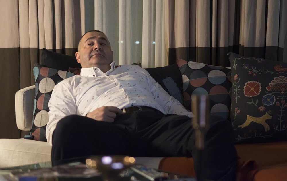 Xotin bilan jinsiy aloqada bolgan dost Kokrak qafasidagi ayol