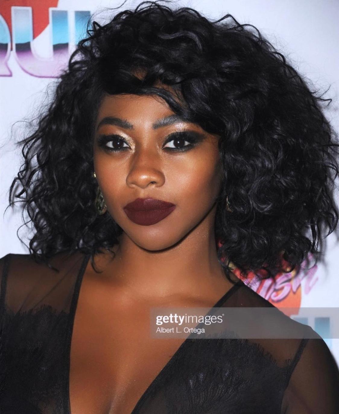 Er-xotin intim porno video uchun poylab yurishadi Yalangoch bola dushda