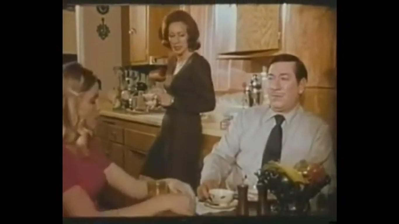 Үлкен кеуделі шлюха Эми Андерссен ит стилін алады Арық үлкен мүшесі порно