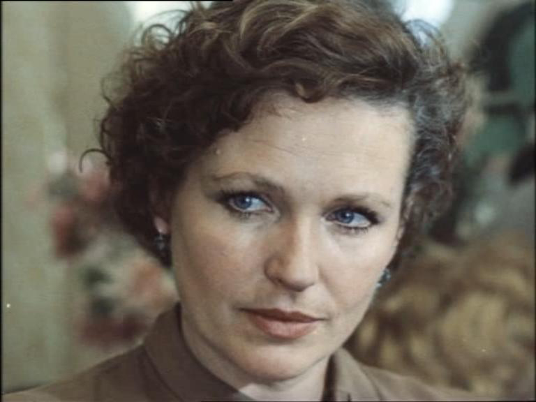 Qiz onlayn videoda ozini korsatmoqda. Qorda birga yalangoch qizlar