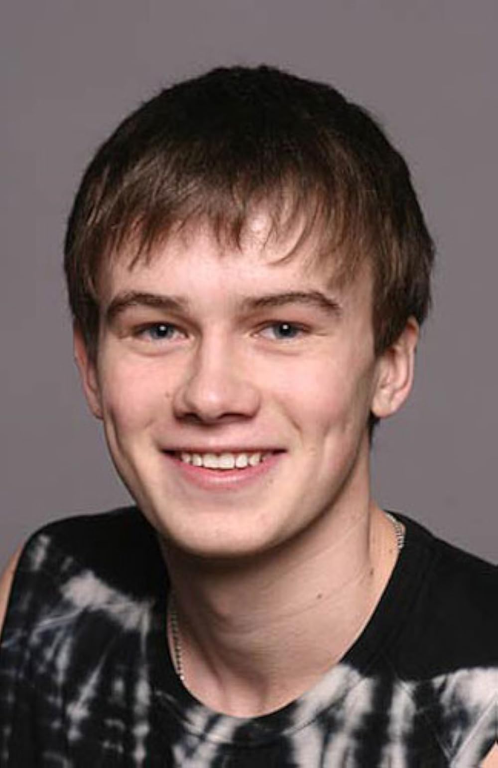 Qizlar kokrak va mushuklarni yoğururlar