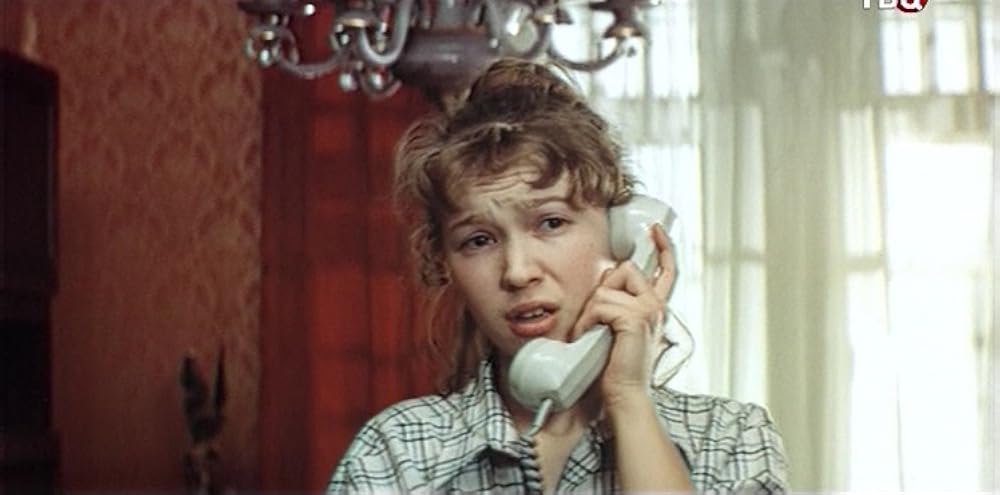 Juda yosh mushukning fotosurati Plyajdagi kabinada onlayn yashirin kamera