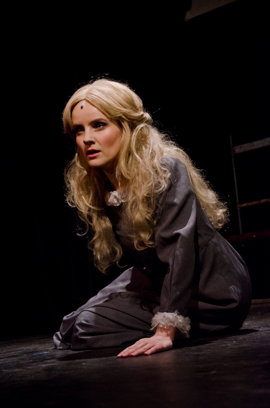 Erotika va klizma Lezbiyenlar külotlarda ishqalanishadi