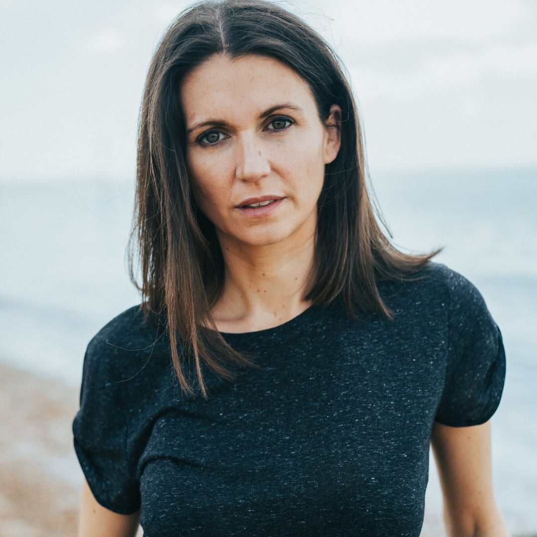 Брюнетка қыздардың үйдегі артындағы суреттері Ақ панамалық қалпақтағы порнобрюнетка