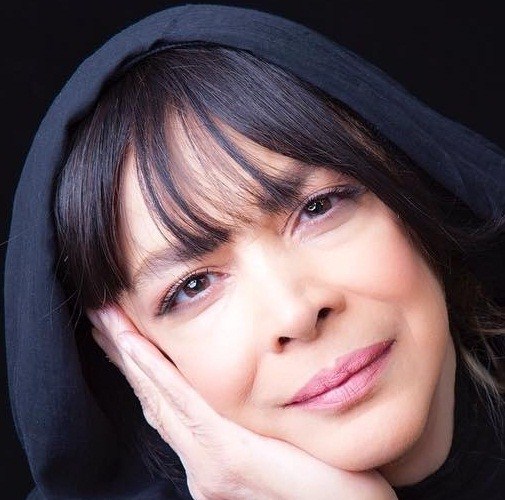 Oyoqlari orasidagi yalangoch jojalarning fotosuratlari uyda yalangoch ayollar