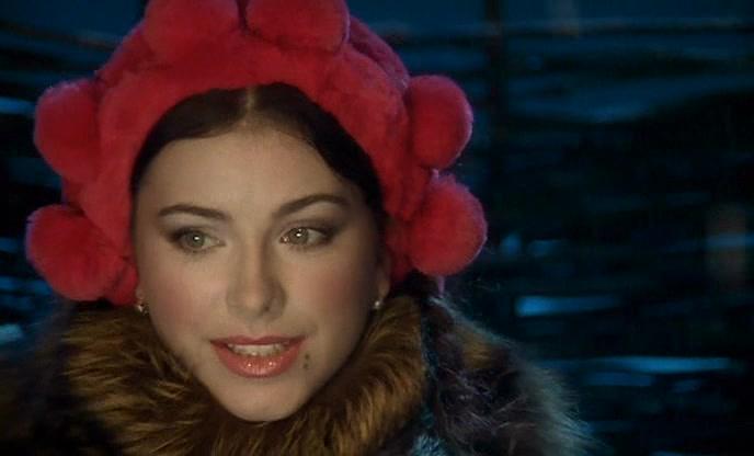 Dikni ogziga qoyish videosi