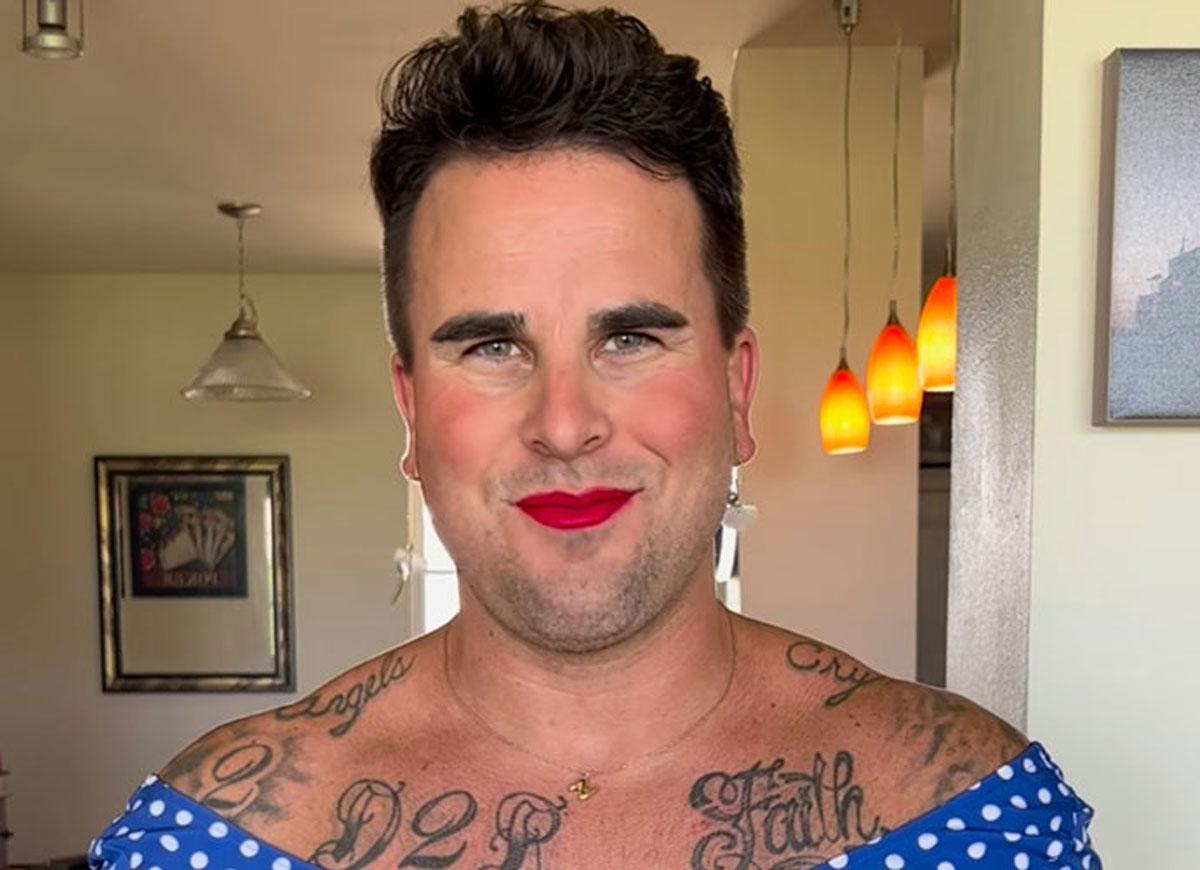 Sport porno fotosuratlarda etuk ayollar Qiz tomosha qilayotganda bir yigit qolini silkitadi