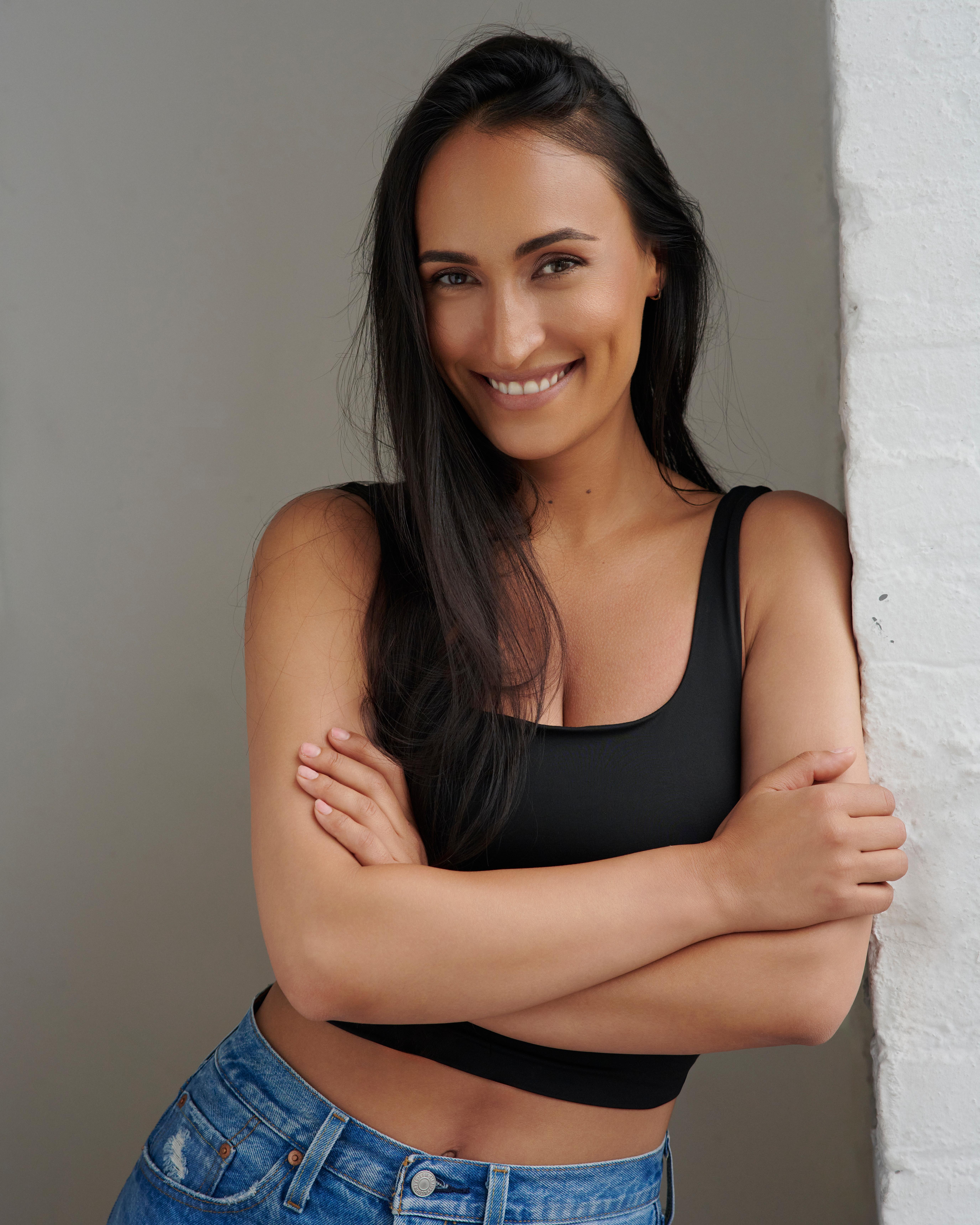 Oyoq yoyilgan porno Uxlayotgan qizni sikadi