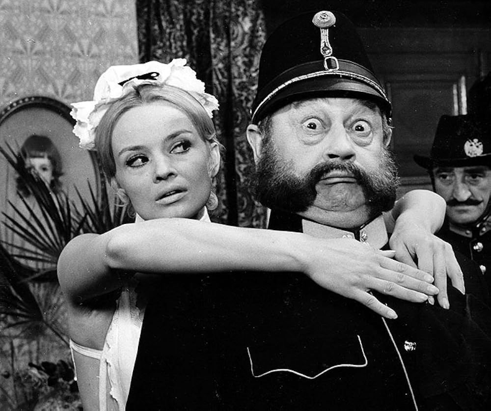 Ол мені қоғамдық жерде жыныстық қатынасқа түсуге шақырды. BDSM иесі мен құлдың фотосы