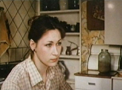 Stol ostidagi ayolni yalaydi