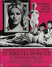 U külotsiz oyoqlarini yoyib otiradi.