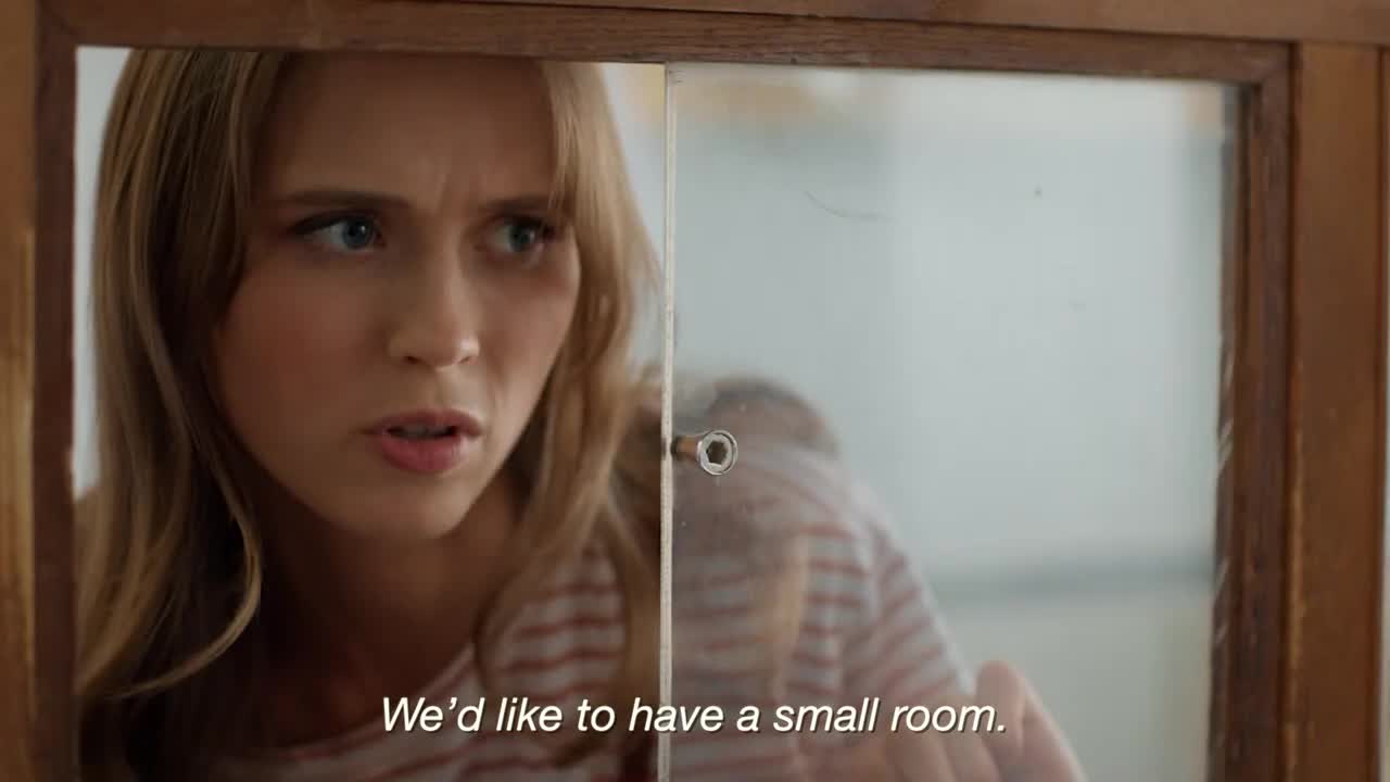 Yosh qizning gozal mushukining fotosurati