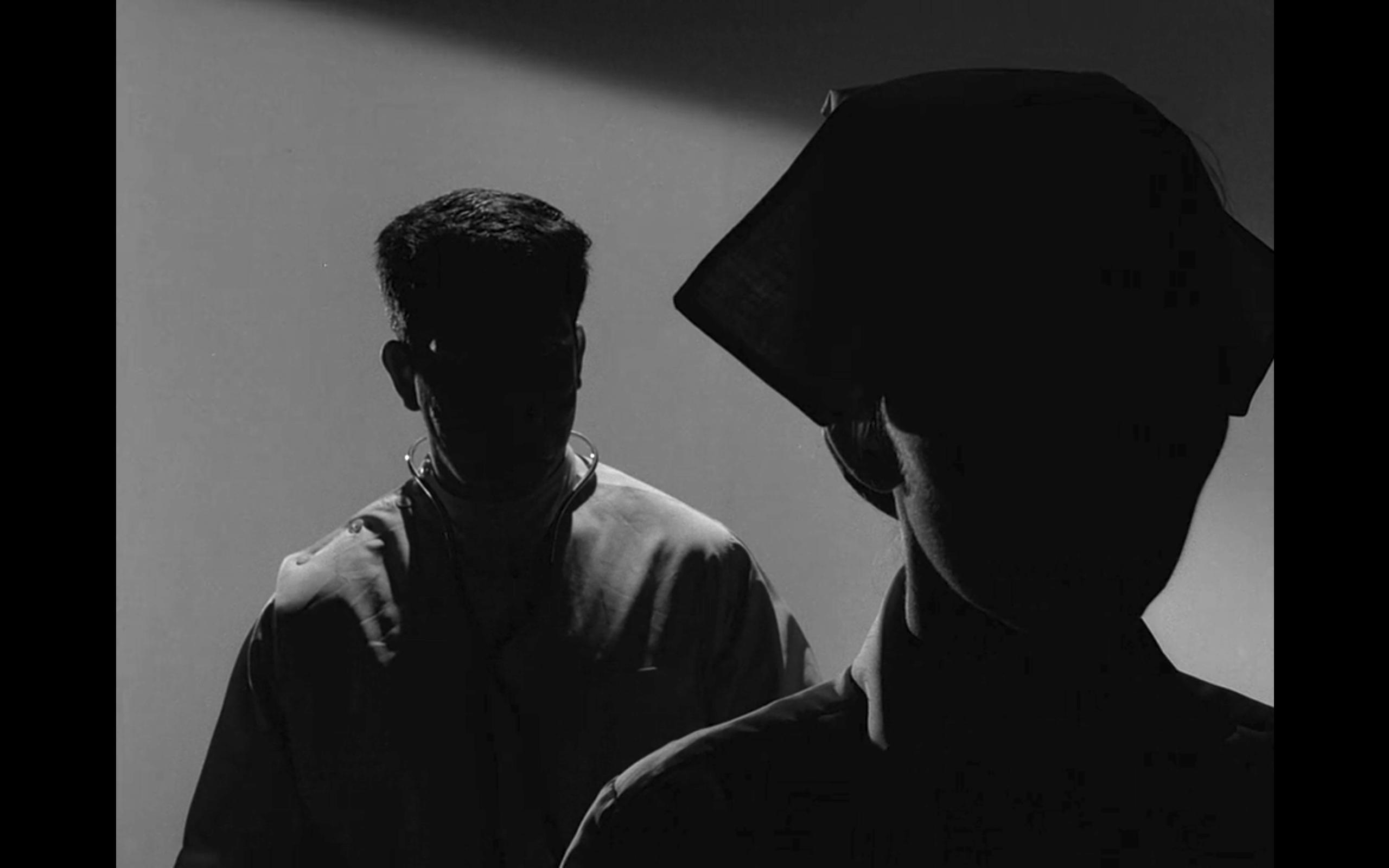 Тень человека на стене. В тени я таюсь. Прячется в тени. В тени я таюсь. В тени я таюсь.