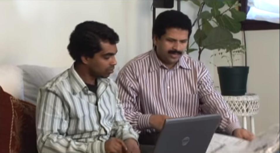 Kommunal xonada yalangoch Ayol ozining mushukini korsatadi, shuning uchun erkak uni silkitishi mumkin.