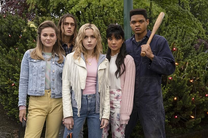 Jeremy Monn-Djasngar, Kiernan Shipka, Olivia Holt, Charlie Gillespie, and Stephi Chin-Salvo in Dezesseis Facadas (2023)