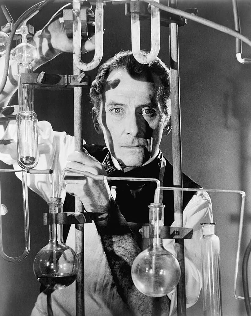 Peter Cushing in La maschera di Frankenstein (1957)