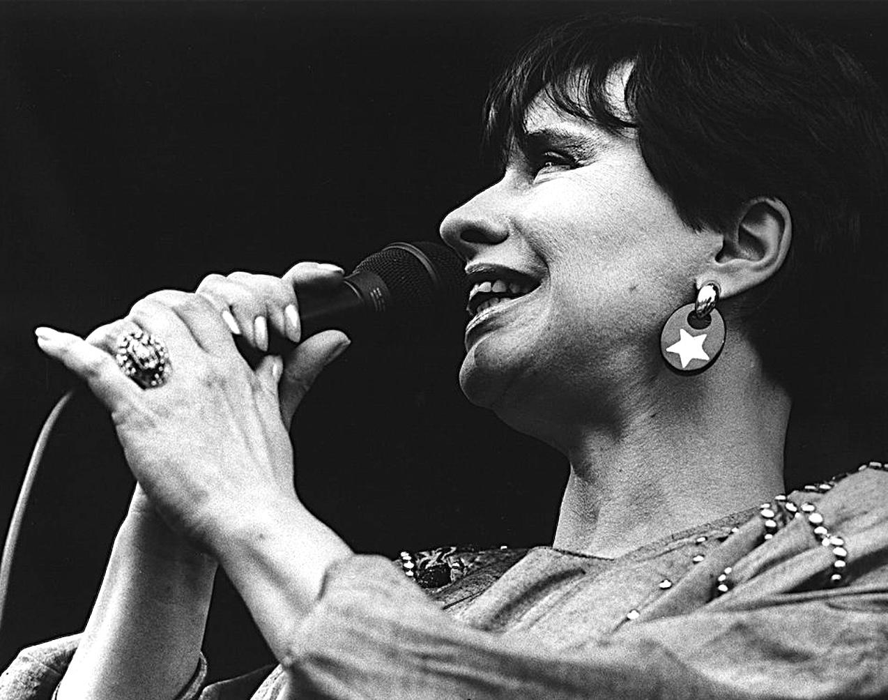Astrud Gilberto - Biography - IMDb
