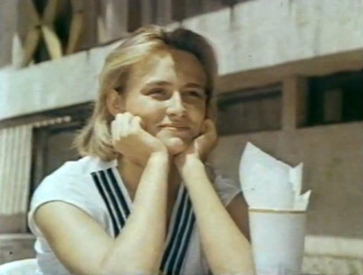 Ular bizni navbatma-navbat bir-birimizning mushukimizni yalashga majbur qilishdi. Fotosurat pozasi