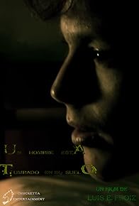 Primary photo for Un Hombre Está Tumbado En El Suelo