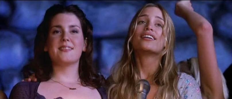 Melanie Lynskey and Piper Perabo in Coyote Ugly (2000)