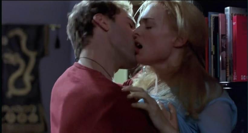 Joseph Fiennes and Heather Graham in Killing Me Softly (2002)