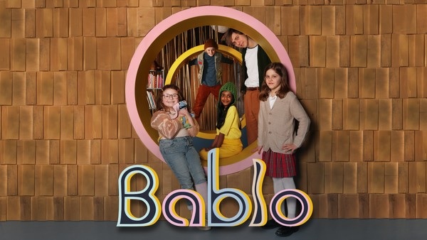 Орыс үйдегі порно письки Әдемі сәуір көк орындыққа отырады және бірден пениса белсенді түрде трахает!