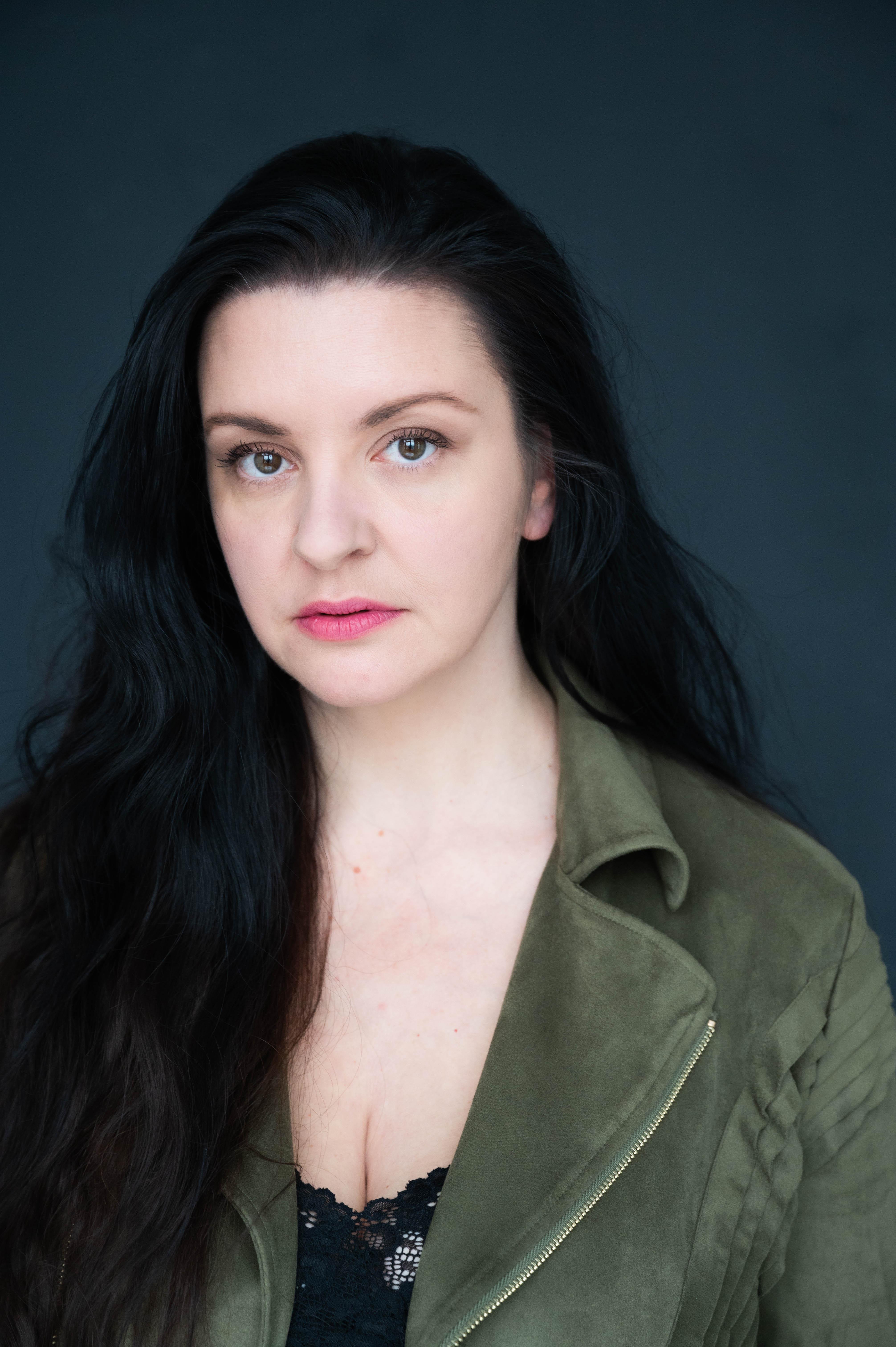 Qora qiz sikish paytida chuqur blowjob beradi Uysizlar bilan onlayn jinsiy aloqa