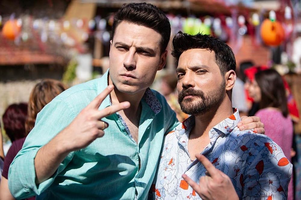 Biri sikishadi, ikkinchisi esa keyin Indiana Evansning behayo suratlari