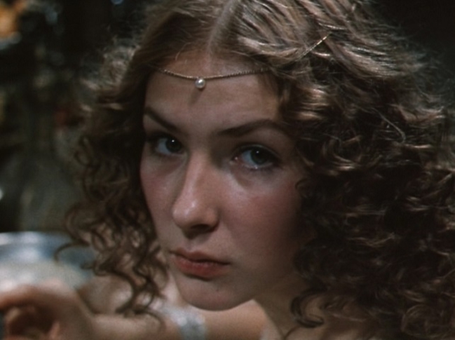 Ogildagi jinsiy aloqa onaning ustida turdi Porno notanish odamning etagini kotardi