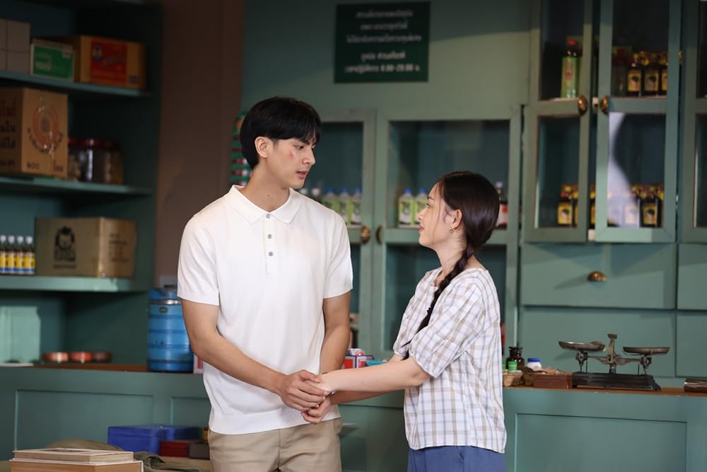 Sohilda yalangoch chiroyli yigit