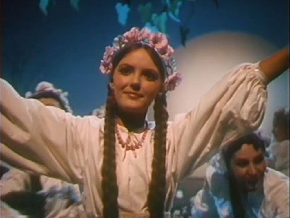 Erkak qizning mushukini silkitadi