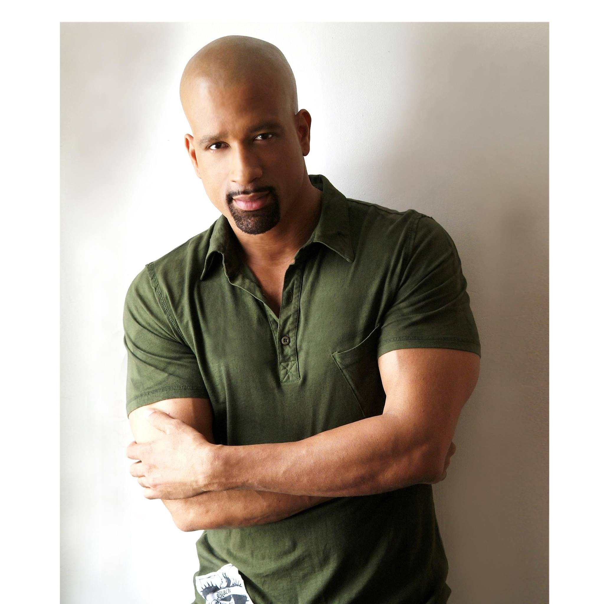 Yalangoch sochli qizlar sohilda onlayn