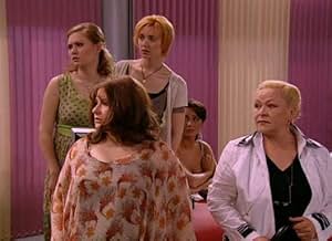 Qizlar birinchi jinsiy aloqa qilishdan oldin jinsiy azolarini sochadilar Chayon tatuirovkasi bilan porno aktrisa