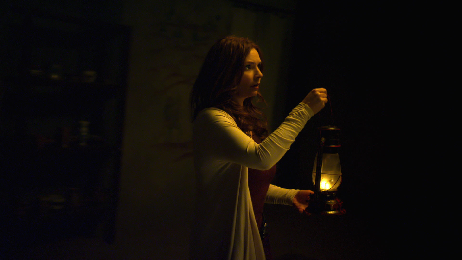 страшный фильм в кинотеатре. Watching them. наблюдающий кадры с фильма. они наблюдают (2016). они наблюдают фильм.