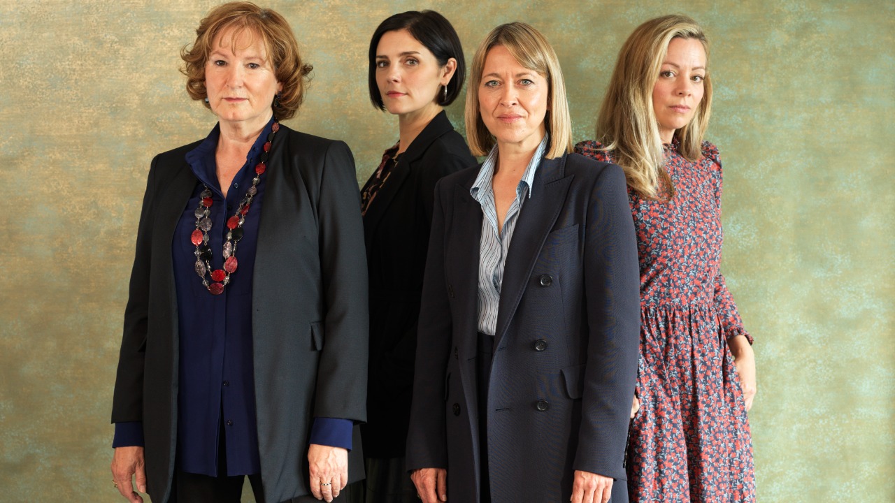 Ayol kiyimida egilib qoldi Jinsiy ogil bolalar