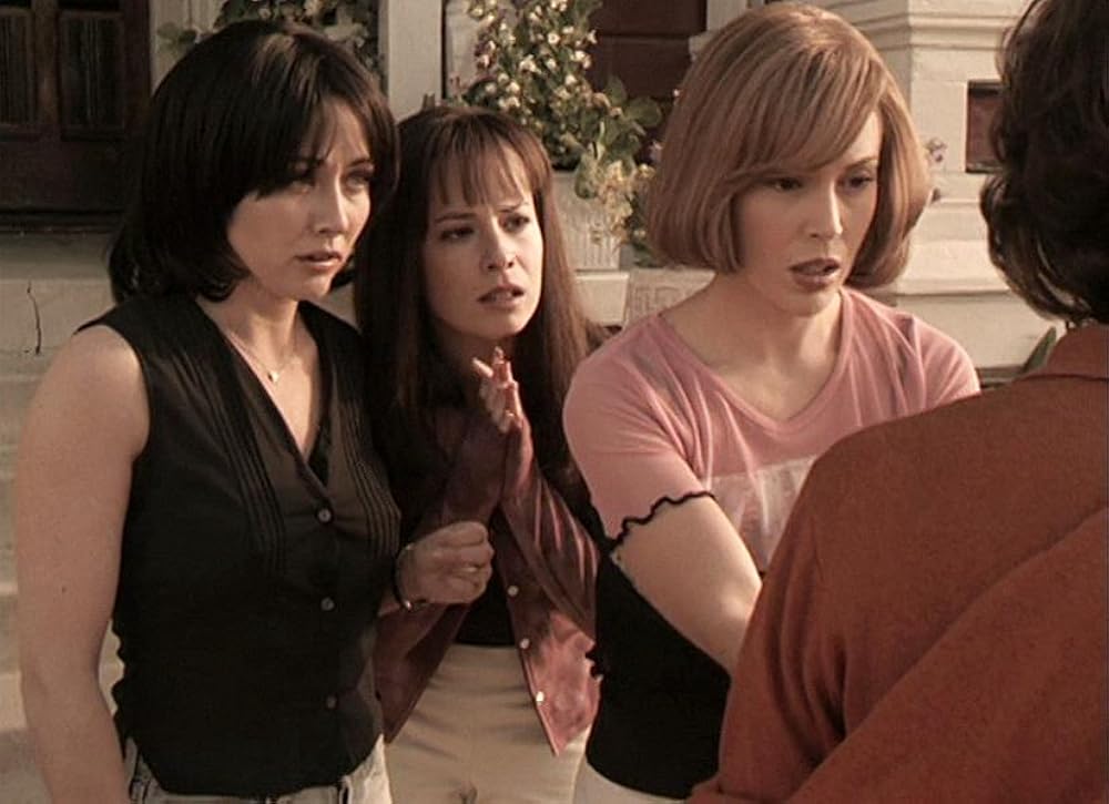 Зачарованные сила 3. Шеннен доэрти gif. Похороны прю. Пайпер холливелл. Зачарованные смерть прю холливелл.