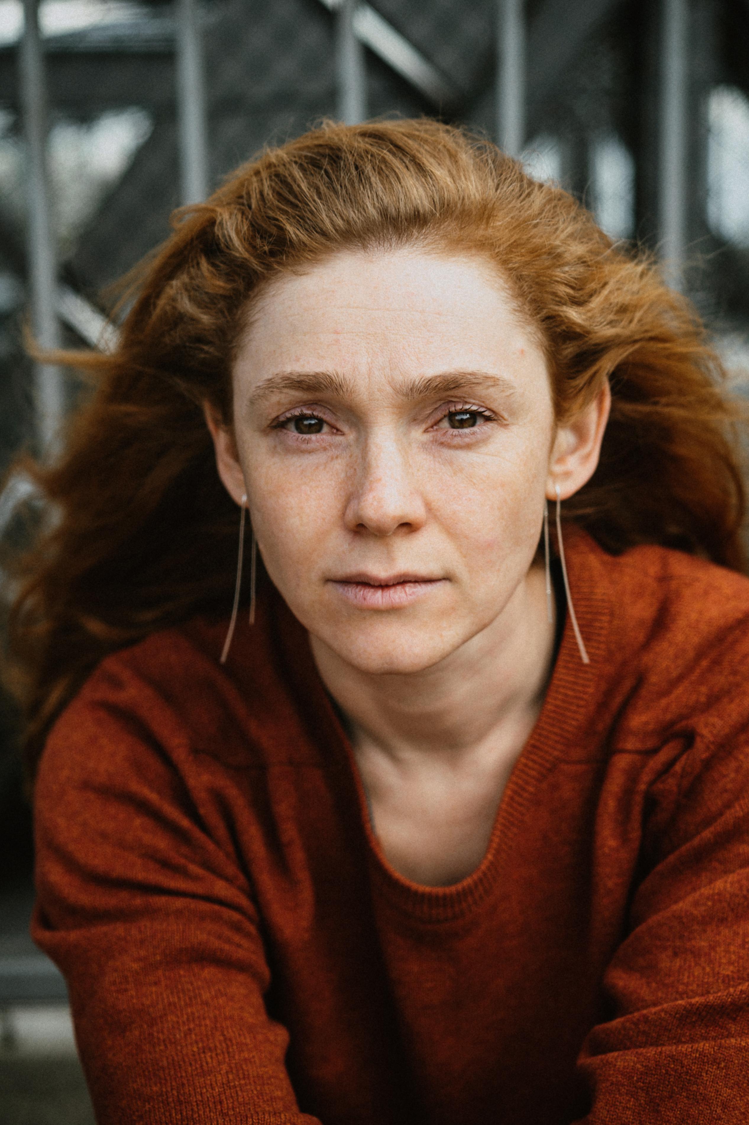 Uyda yalangoch xotinlar Demid va Gabi hovuzda jinsiy aloqada bolishadi