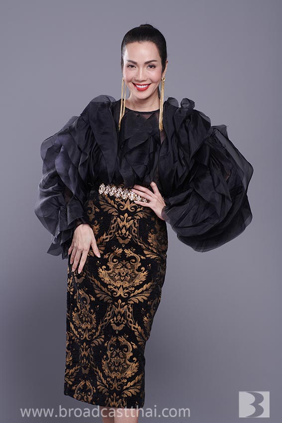 Orgazm bolgan keksa ayolning porno videosi Oriq, jozibali jo‘ja hovuz bo‘yida mushakboz ostida to‘rt oyoqlab nola qiladi