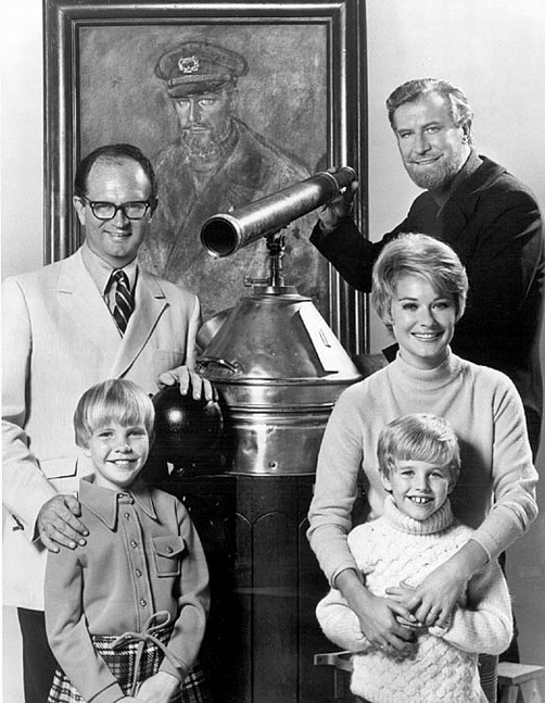 Harlen Carraher, Kellie Flanagan, Hope Lange, Edward Mulhare, and Charles Nelson Reilly in La signora e il fantasma (1968)