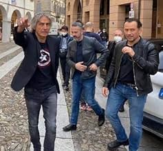 पोस्टर देखें