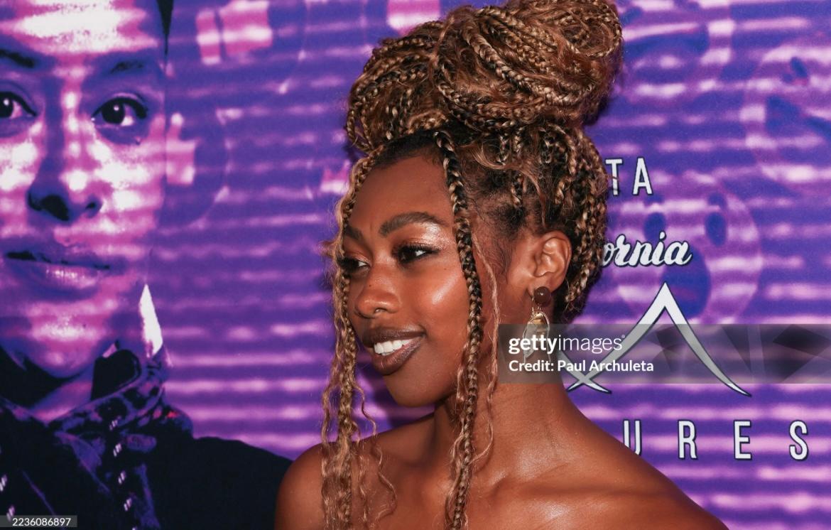 Ayol moyida jinsiy olatni U fotosuratda yotgan holda mushukini korsatdi.