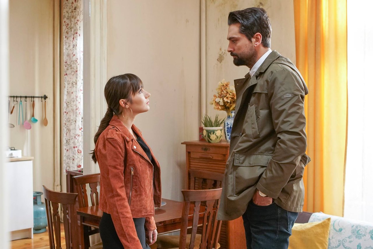 Mini bikinili erotik ish stoli fon rasmi Harley va Joker jinsiy aloqa