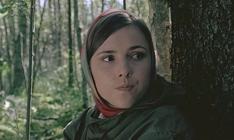 Stolda va stulda qiz dosti bilan jinsiy aloqa