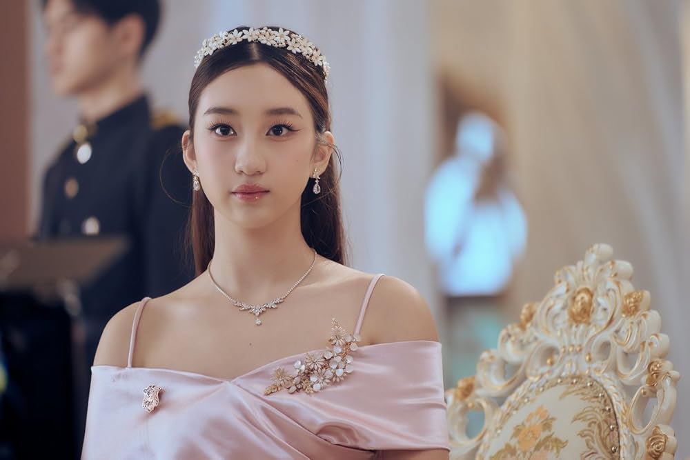 ซีรีส์วาย ข้ามฟ้าเคียงเธอ 2568 ณ ใจกลางมหานครแห่งสายหมอกที่แสนคุ้นเคย คณินทร์ เด็กหนุ่มผู้ใช้ชีวิตเรียบง่ายในอังกฤษ ไม่เคยล่วงรู้ถึงสายเลือดสูงศักดิ์ที่ไหลเวียนในกาย จนกระทั่งการมาถึงของ ชรัณ องครักษ์ผู้เงียบขรึม ที่ฉุดเขาเข้าสู่อาณาจักรเอมมาลี ราชบัลลังก์ที่เต็มไปด้วยเงาของอำนาจและการทรยศ คณินทร์ถูกผลักให้สวมบทบาทองค์รัชทายาทผู้สาบสูญ และต้องก้าวเข้าสู่สนามประลองฟันดาบราชประเพณีเดิมพันชีวิต เพื่อช่วงชิงบัลลังก์ให้บิดา ภายใต้คมดาบที่วาดลวดลายเพื่อเกียรติยศและหน้าที่ ความรักต้องห้ามระหว่างเขากับชรัณก็ก่อตัวขึ้นอย่างเงียบงันความผูกพันที่อาจเป็นได้ทั้งโล่กำบัง และจุดจบของทุกสิ่ง 9