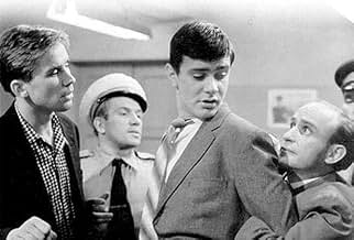 Ular jahl bilan qollarini silkitib tashlashadi