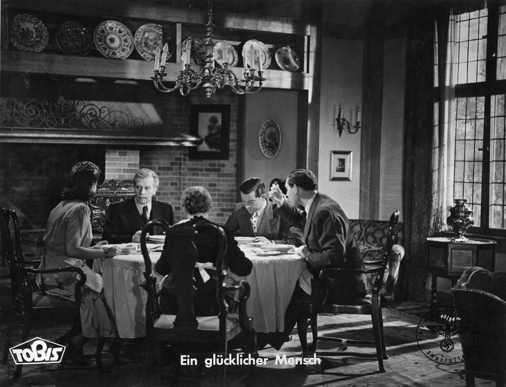 Gustav Knuth, Ewald Balser, Viktor de Kowa, Maria Landrock, and Hedwig Wangel in Ein glücklicher Mensch (1943)