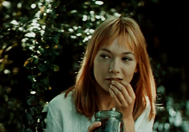 Qora yigit baland poshnali tuflilarda chuqur tomoq