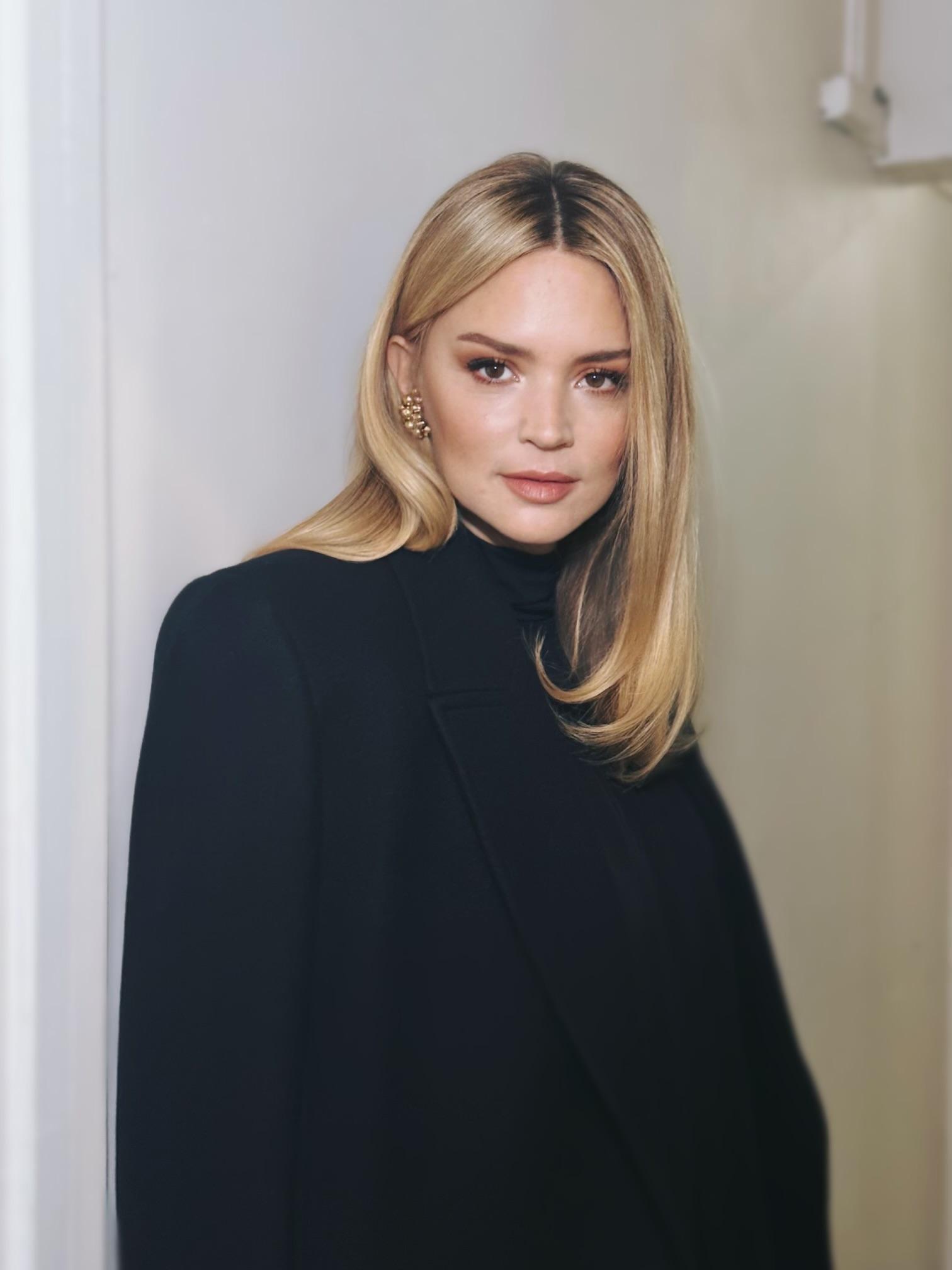 Transseksual Mia Isabella qiz videosini sikadi